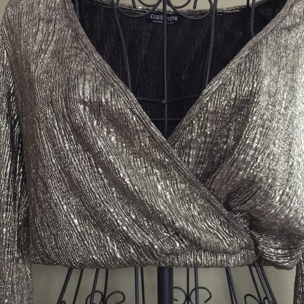 🥀DONATING 12/30 Long Sleeve Metallic Crop Top Deep V - Picture 4 of 7